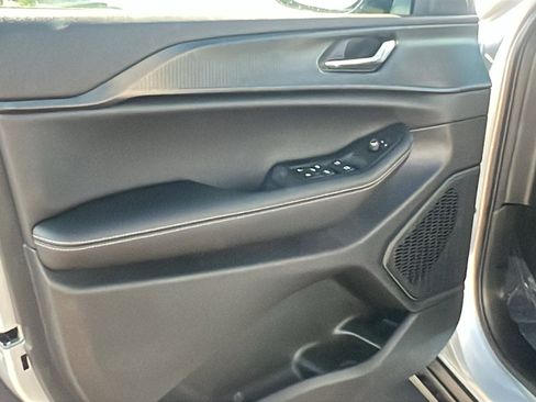 New 2025 Jeep Grand Cherokee L Laredo image 13