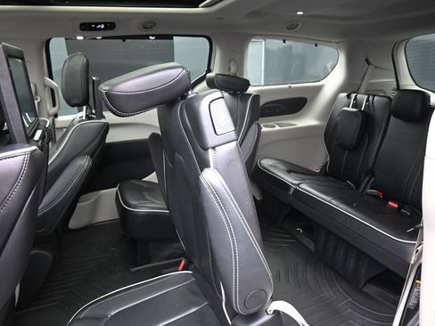 Used 2024 Chrysler Pacifica Limited w/ Uconnect Theater Family Group FWD image 31