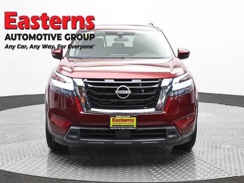 Used 2025 Nissan Pathfinder SV FWD image 2