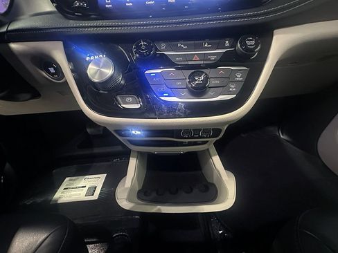 Used 2022 Chrysler Pacifica Touring-L FWD image 42