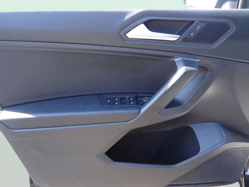 Used 2021 Volkswagen Tiguan SE image 21