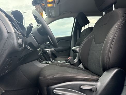 Used 2020 Jeep Cherokee Latitude FWD image 15