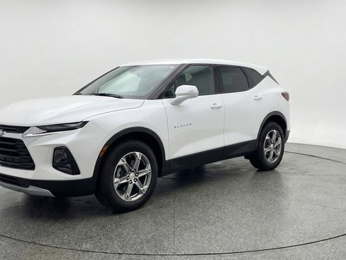 Used 2025 Chevrolet Blazer LT FWD image 3