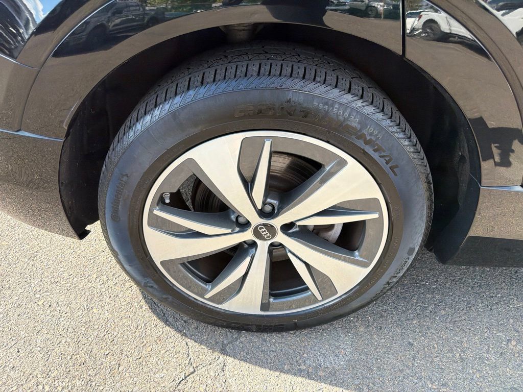 Used 2024 Audi Q8 e-tron Premium Plus w/ Premium Plus Package AWD/4WD image 32