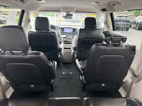 Used 2024 Chrysler Pacifica Touring-L FWD image 33