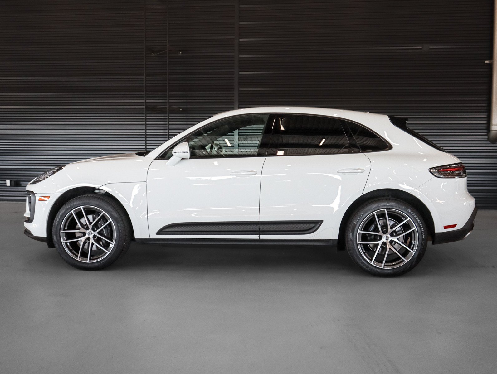 Certified 2024 Porsche Macan AWD/4WD image 2