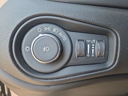 Used 2022 Jeep Renegade Latitude AWD/4WD image 18