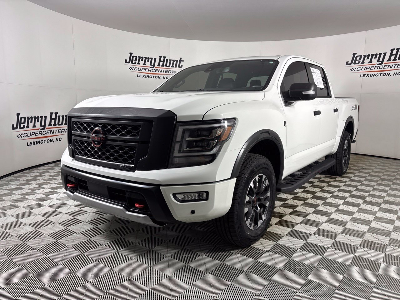 Used 2024 Nissan Titan PRO-4X w/ Pro-4x Convenience Package AWD/4WD image 1