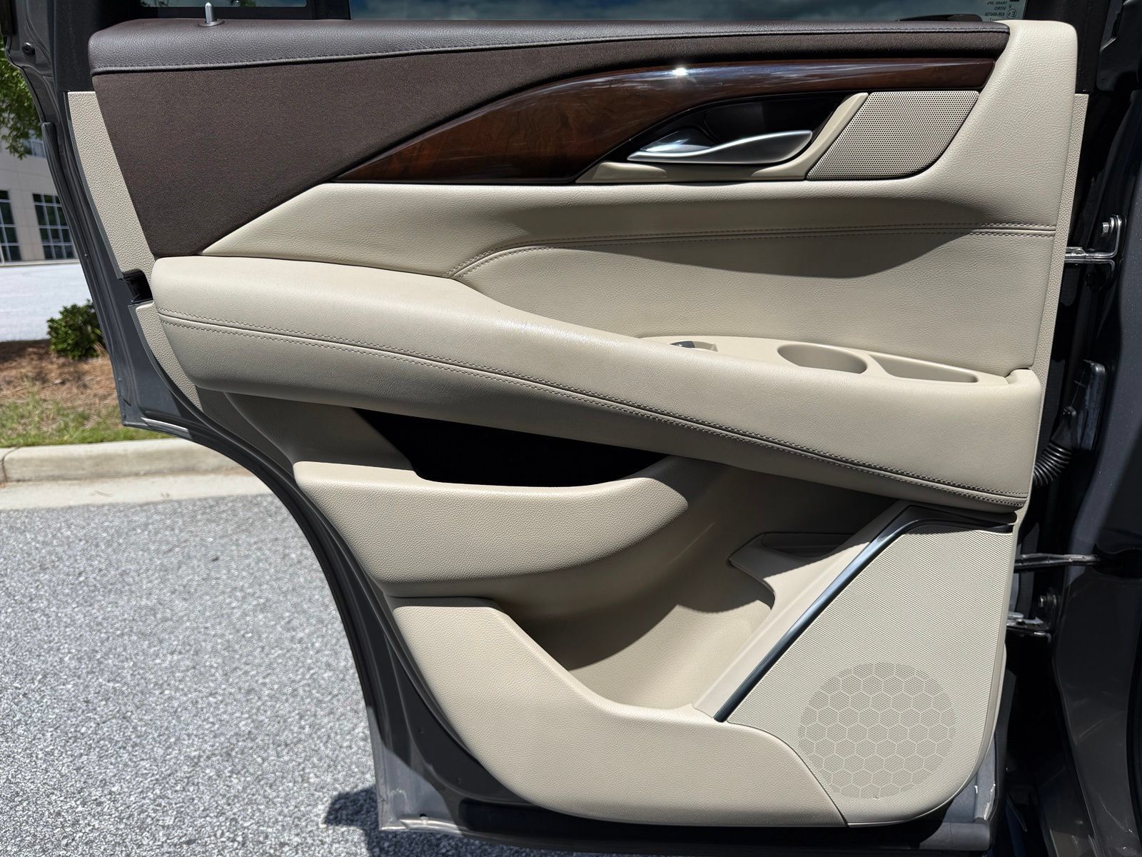 Used 2017 Cadillac Escalade Luxury RWD image 46