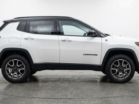 Used 2025 Jeep Compass Trailhawk AWD/4WD image 11