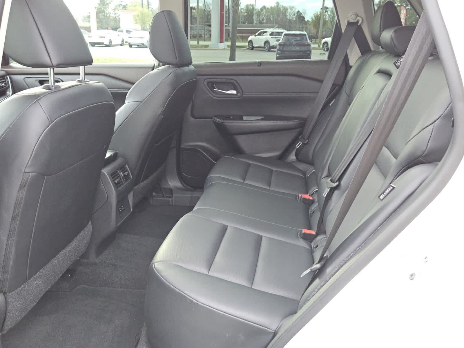 Used 2023 Nissan Rogue SV w/ SV Premium B Package FWD image 4