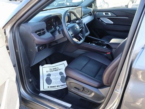 Used 2025 Ford Explorer Platinum w/ LUX Leather Package image 12