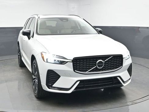 Used 2023 Volvo XC60 B5 Plus image 2