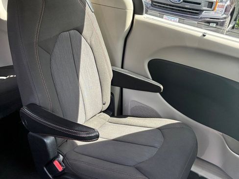 Used 2020 Chrysler Pacifica Touring FWD image 30