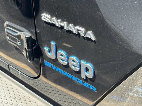 Used 2023 Jeep Wrangler Unlimited Sahara AWD/4WD image 15
