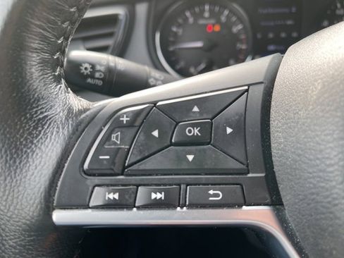 Used 2018 Nissan Rogue SV w/ Premium Package image 20