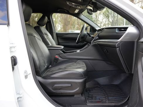 Used 2023 Jeep Grand Cherokee L Altitude image 23