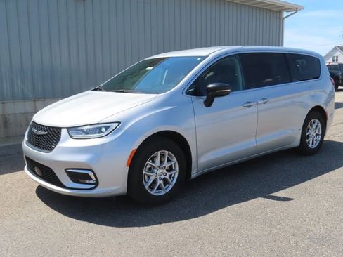 Used 2024 Chrysler Pacifica Touring-L FWD image 8