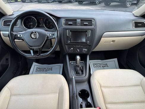 Used 2017 Volkswagen Jetta SE FWD image 2