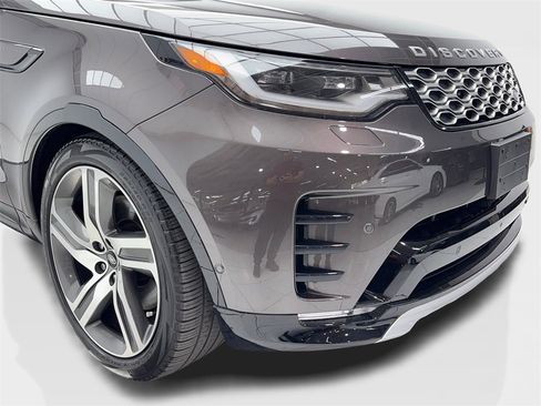 Used 2023 Land Rover Discovery Metropolitan Edition image 3