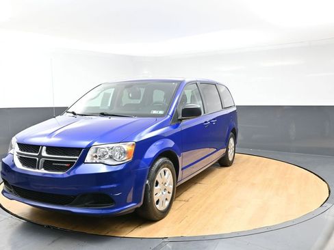 Used 2018 Dodge Grand Caravan SE w/ UConnect Hands-Free Group image 4