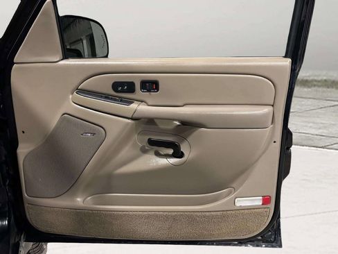 Used 2005 Chevrolet Tahoe Z71 w/ Preferred Equipment Group AWD/4WD image 32