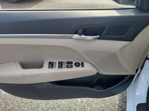 Used 2020 Hyundai Elantra SE FWD image 15