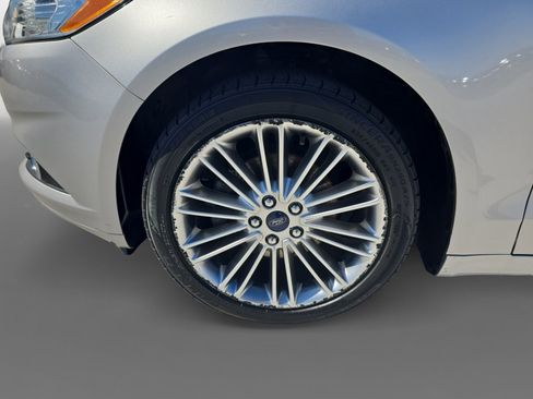 Used 2015 Ford Fusion SE w/ Equipment Group 202A image 9