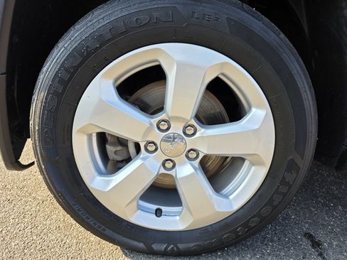Used 2019 Jeep Compass Latitude w/ Popular Equipment Group AWD/4WD image 4