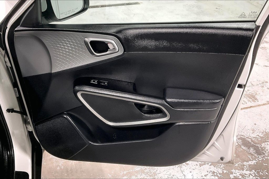 Used 2025 Kia Soul LX w/ LX Technology Package FWD image 22
