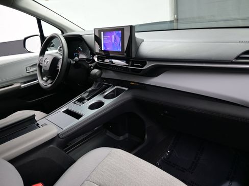 Used 2025 Toyota Sienna LE FWD image 15