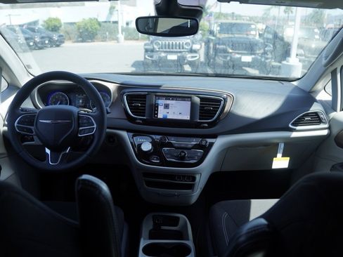 Used 2023 Chrysler Voyager LX image 24