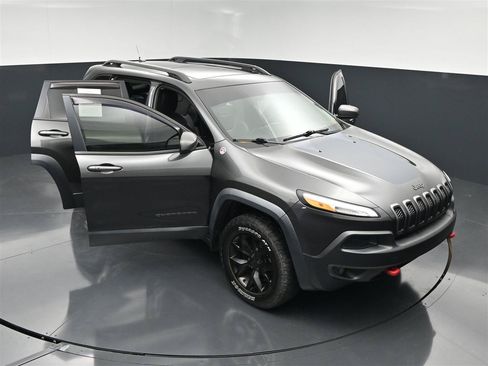 Used 2015 Jeep Cherokee Trailhawk w/ Comfort/Convenience Group AWD/4WD image 36