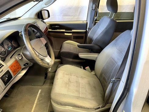 Used 2008 Chrysler Town & Country LX image 22