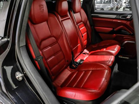 Used 2016 Porsche Cayenne Turbo S image 40