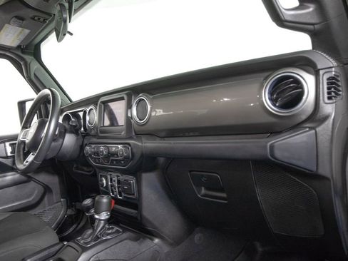 Used 2019 Jeep Wrangler Unlimited Sahara AWD/4WD image 18