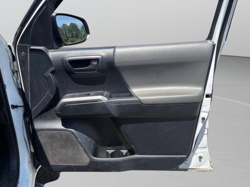 Used 2018 Toyota Tacoma SR5 RWD image 27