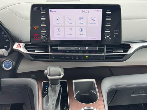 Used 2023 Toyota Sienna XLE image 18