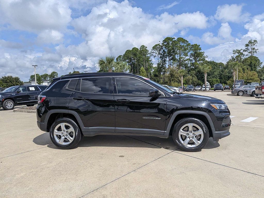 Used 2023 Jeep Compass Latitude w/ Convenience Group AWD/4WD image 3