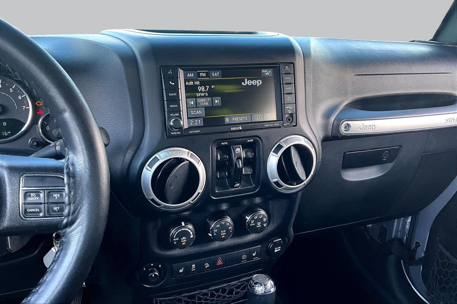 Used 2017 Jeep Wrangler Unlimited Sahara w/ Connectivity Group AWD/4WD image 7