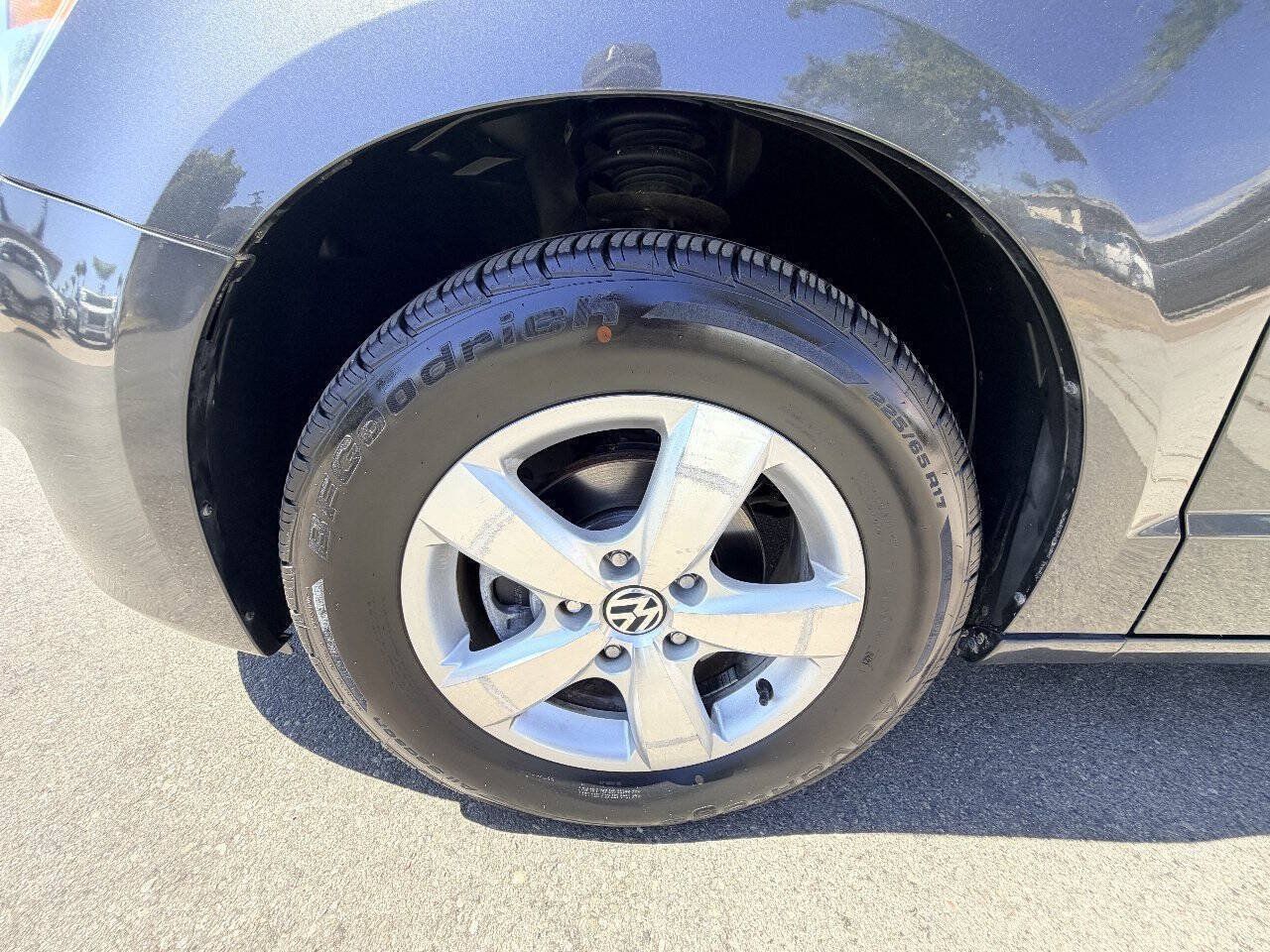 Used 2011 Volkswagen Routan SE FWD image 11