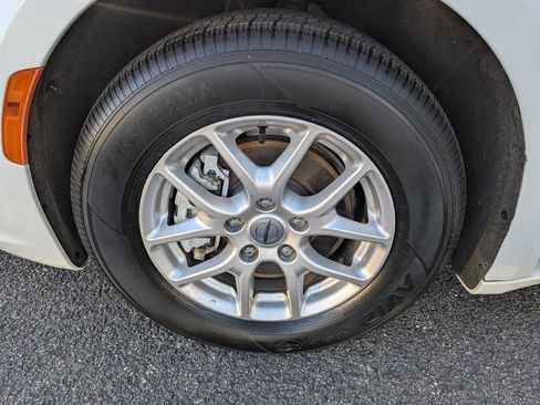 Used 2024 Chrysler Pacifica Touring-L image 25