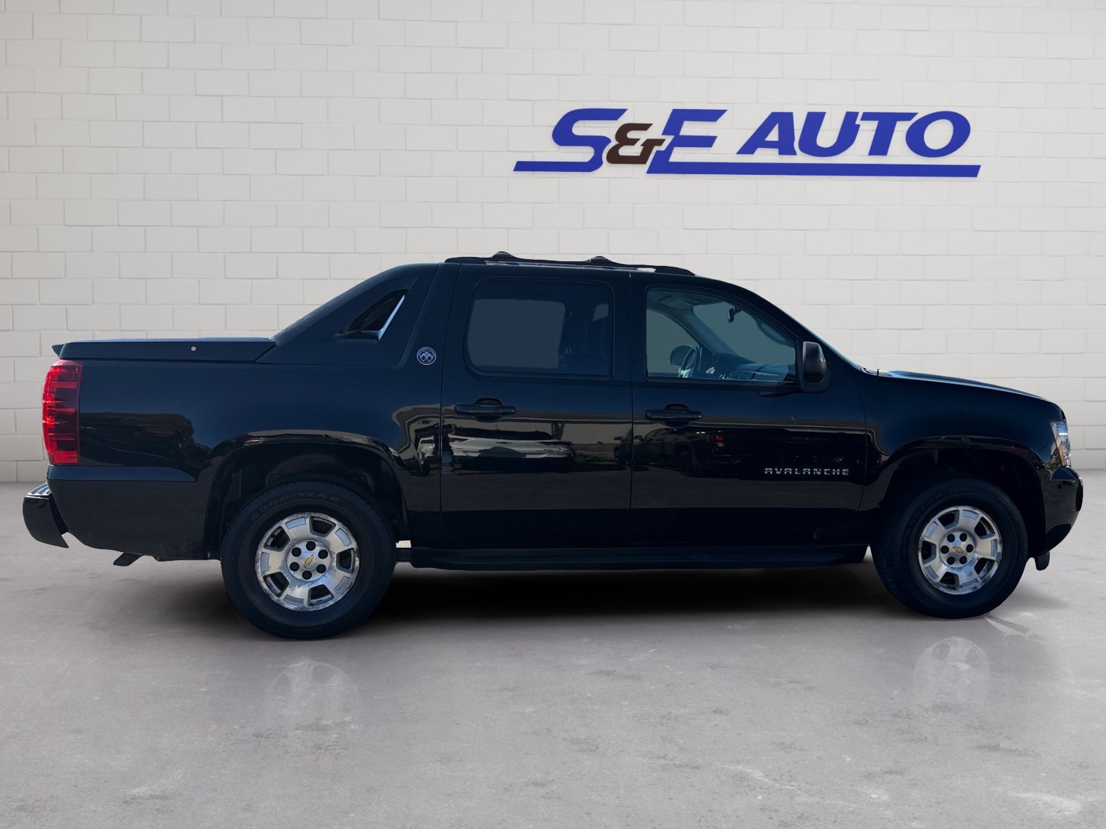 Used 2013 Chevrolet Avalanche LS AWD/4WD image 5