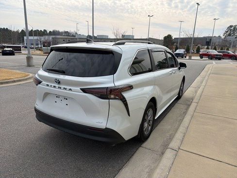 Used 2025 Toyota Sienna XLE image 10