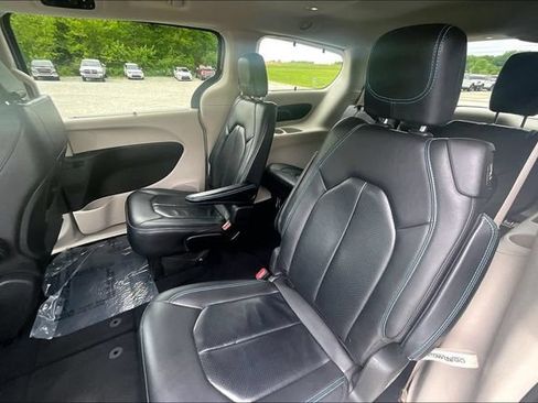 Used 2021 Chrysler Pacifica Touring-L FWD image 25