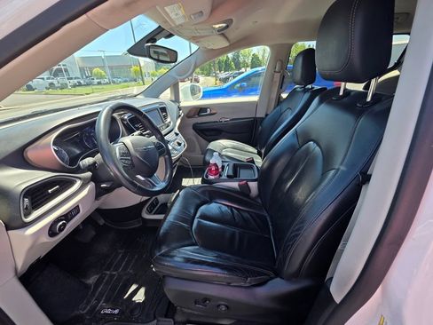 Used 2018 Chrysler Pacifica Touring-L FWD image 11