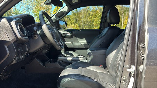 Used 2022 Toyota Tacoma TRD Off-Road AWD/4WD image 13