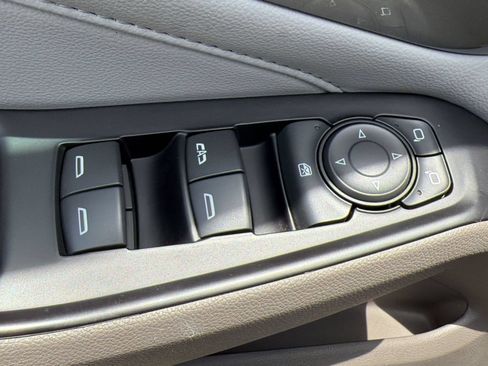 Used 2018 Chevrolet Traverse LT FWD image 22