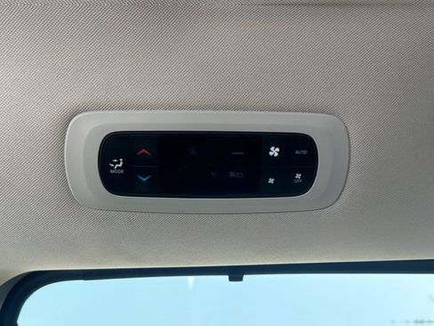 Used 2023 Chrysler Pacifica Touring-L FWD image 28