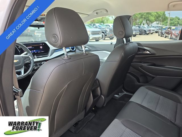 Used 2025 Chevrolet Trax LT w/ LT Convenience Package FWD image 11